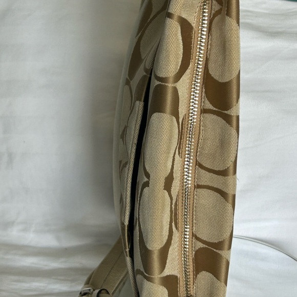 COACH Signature Jacquard fabric (canvas) with leather trim and silver-tone hw - Picture 4 of 5